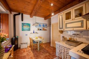 eine Küche mit einem Tisch in der Mitte eines Zimmers in der Unterkunft Fienile Vignanova in Gerfalco