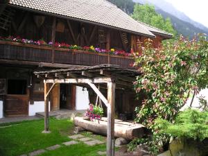 un edificio con un balcón con flores. en Müllerhof, en Anterselva di Mezzo