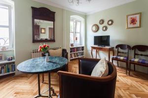 uma sala de estar com mesa e cadeiras em Guesthouse Galeb em Vrsar