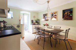 uma cozinha e sala de jantar com mesa e cadeiras em Guesthouse Galeb em Vrsar