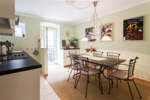 cocina y comedor con mesa y sillas en Guesthouse Galeb, en Vrsar