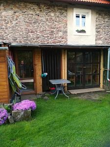 una mesa de picnic en el patio de una casa en Apartmán Dvorečná, en Loučovice