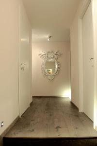 an empty hallway with a mirror on the wall at Temple View in Rome