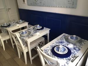 ein Esszimmer mit blauen und weißen Gerichten auf Tischen in der Unterkunft Alba Sul Vaticano in Rom