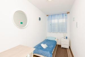 Dormitorio pequeño con cama y espejo en Rooms Nikola, en Dubrovnik