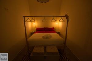 una camera da letto con un letto con due luci sopra di Le luminarie a Mottola