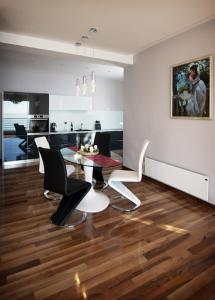 uma cozinha e sala de jantar com mesa e cadeiras em Apartment Splendid em Split
