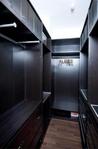 um closet com paredes pretas e armários de madeira em Apartment Splendid em Split