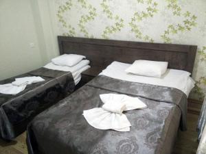 Rúm í herbergi á Hotel Mimino