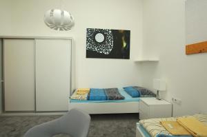 1 dormitorio con 1 cama y 1 silla en Koleje Zamecek en Lednice