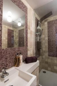 uma casa de banho com um lavatório, um espelho e uma banheira em Kingsway Apartment em Bishop Auckland