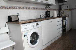 エリセイラにあるEriceira Beach Apartmentのキッチン(洗濯機、カウンター付)