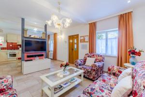 TV a/nebo společenská místnost v ubytování Apartments Villa Camellia - Adults Only