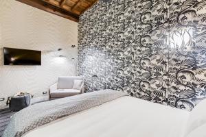 Ένα ή περισσότερα κρεβάτια σε δωμάτιο στο The French suites by oneup Hospitality