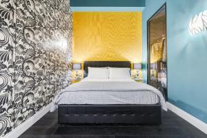 Ένα ή περισσότερα κρεβάτια σε δωμάτιο στο The French suites by oneup Hospitality