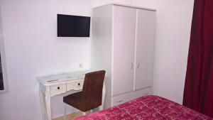 a bedroom with a bed, dresser and a dresser at Casa Dom Manoel in Portalegre