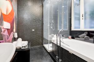 Ένα μπάνιο στο The French suites by oneup Hospitality