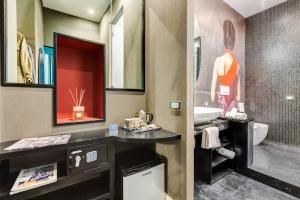 Ένα μπάνιο στο The French suites by oneup Hospitality +32 φωτογραφίες