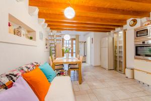 Kuchyň nebo kuchyňský kout v ubytování Apartments Villa Camellia - Adults Only