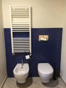 bagno con servizi igienici e lavandino di The Mayor's a Trecastagni