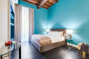 Ένα ή περισσότερα κρεβάτια σε δωμάτιο στο The French suites by oneup Hospitality