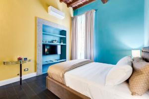 Ένα ή περισσότερα κρεβάτια σε δωμάτιο στο The French suites by oneup Hospitality