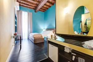 Ένα ή περισσότερα κρεβάτια σε δωμάτιο στο The French suites by oneup Hospitality