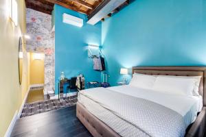 Ένα ή περισσότερα κρεβάτια σε δωμάτιο στο The French suites by oneup Hospitality