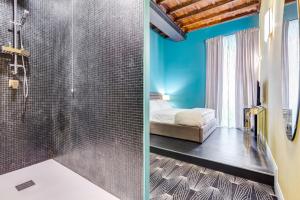 Ένα ή περισσότερα κρεβάτια σε δωμάτιο στο The French suites by oneup Hospitality