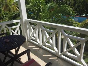 Rõdu või terrass majutusasutuses Buccaneer Beach Club