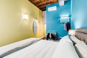 Ένα ή περισσότερα κρεβάτια σε δωμάτιο στο The French suites by oneup Hospitality