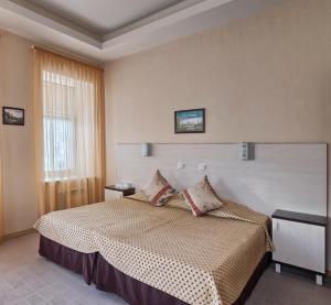 una camera con un letto con due cuscini sopra di Herzen House a San Pietroburgo