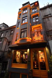 um edifício com uma loja em frente em Pera Luna Residence em Istambul