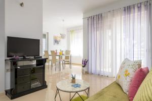 Μια τηλεόραση ή/και κέντρο ψυχαγωγίας στο Beachfront Apartments Gabine