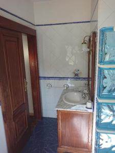 uma pequena casa de banho com um lavatório e um espelho em El Jardín de las Retamas em Vilaflor