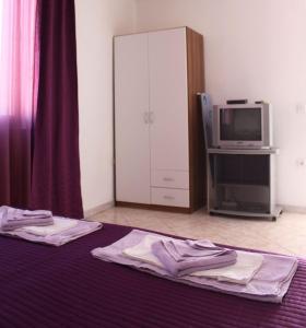 a room with two towels on a bed with a tv at Apartments Suzi - parking in Bol