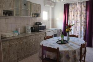 uma cozinha com uma mesa com um vaso de flores em Apartments Suzi - parking em Bol