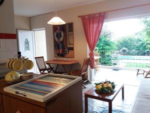 Grammatiko的住宿－Villa Alkyon - Dreamy 3BR, Pool & BBQ next to Varnavas Beach，客厅设有桌子和大窗户