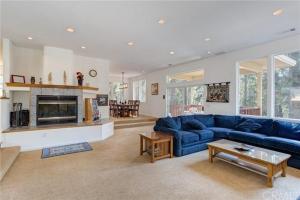 a living room with a blue couch and a fireplace at Pine Arbor Retreat in Yosemite West