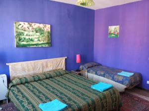 Calle Rielo great canal view في البندقية: غرفة نوم بسرير وجدار ارجواني