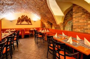 Reštaurácia alebo iné gastronomické zariadenie v ubytovaní Hotel Iberia