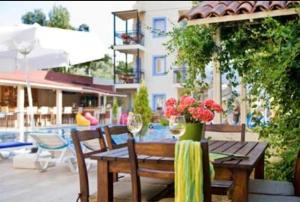 גינה חיצונית ב-Merve Apartments, your home from home in central BODRUM, street cats frequent the property, not all apartments have balconies , ground floor have terrace with table and chairs