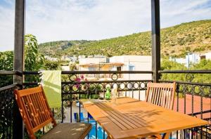 Zdjęcie z galerii obiektu Merve Apartments, your home from home in central BODRUM, street cats frequent the property, not all apartments have balconies , ground floor have terrace with table and chairs w Bodrum