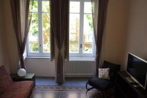 un soggiorno con divano e finestra di Casa Arcoiris a Napoli
