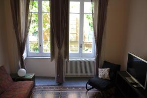 salon z kanapą i oknem w obiekcie Casa Arcoiris w mieście Neapol