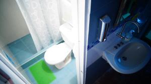 Ένα μπάνιο στο Lima Limon Candelaria Hostel