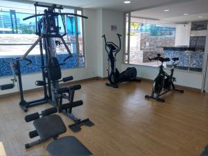 un gimnasio con 3 bicicletas estáticas en una habitación en Apto Bello Horizonte a 100 mts de la Playa, en Santa Marta