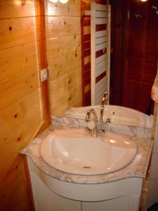 La salle de bains est pourvue d'un lavabo et d'une baignoire. dans l'établissement Chalet Helalph, à La Bresse