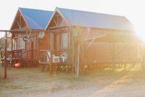 科隆Atayfú Cabañas的蓝色屋顶的大型木制房屋