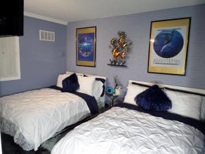 two beds sitting next to each other in a bedroom at Waikiki Beach Tower in Honolulu